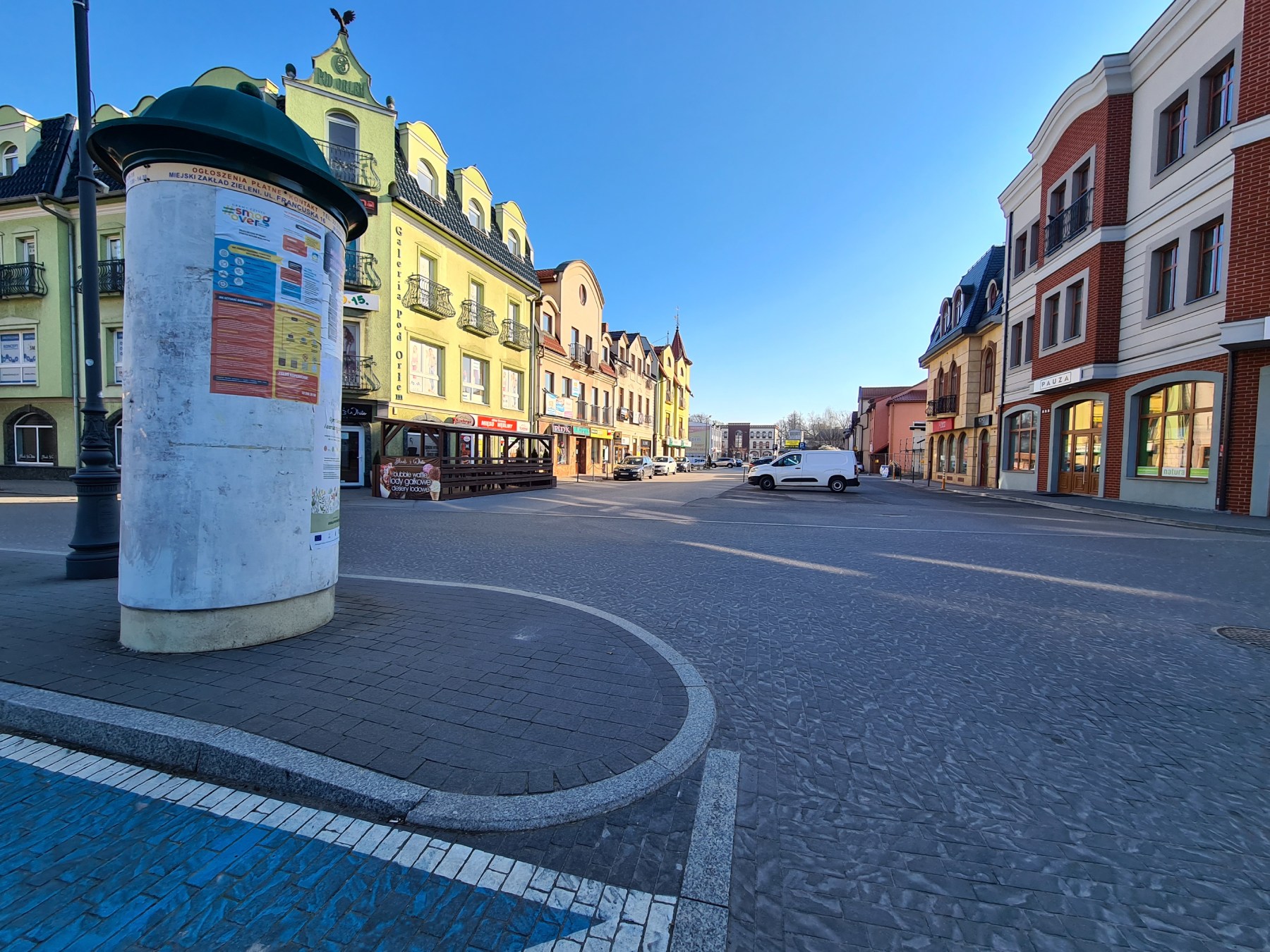 Plakaty przypominają o terminach wymiany najstars