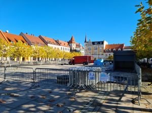 Na rynku trwa montaż lodowiska