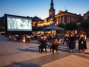 Wakacyjne kino plenerowe na pszczyńskim rynku 