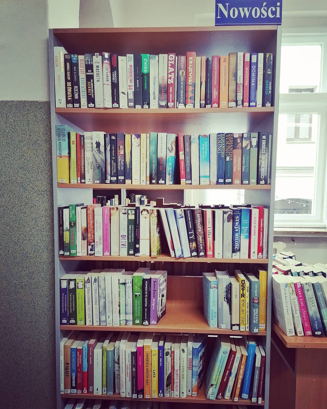 Wolny dostęp do półek w bibliotece