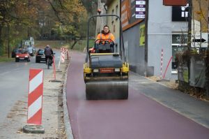 Na Katowickiej kładą ostatnią warstwę nawierzc