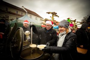 Tradycyjna zupa wigilijna na pszczyńskim rynku - 