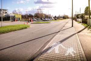 Nowe chodniki, peron autobusowy i wyniesione przej