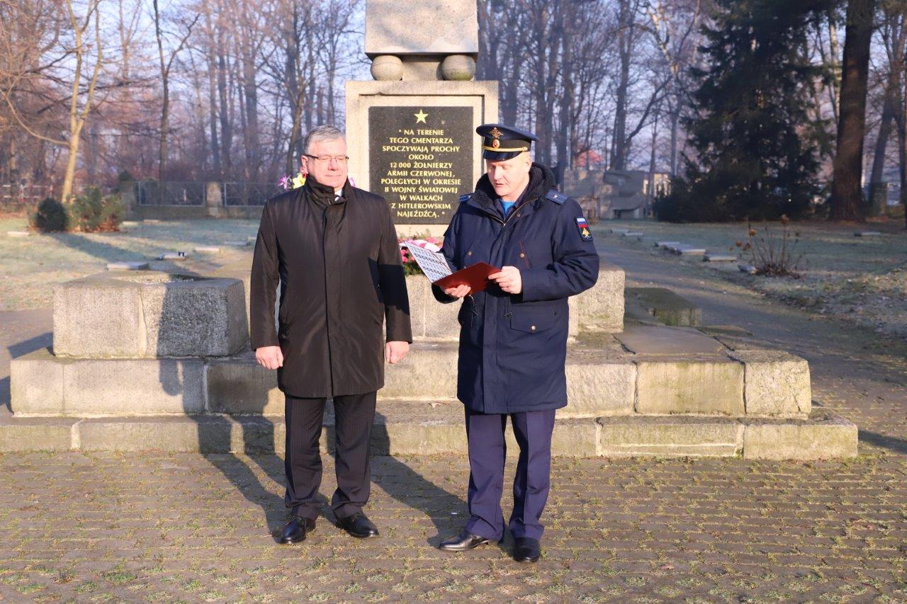 Pobrano próbki ziemi z cmentarza żołnierzy radz