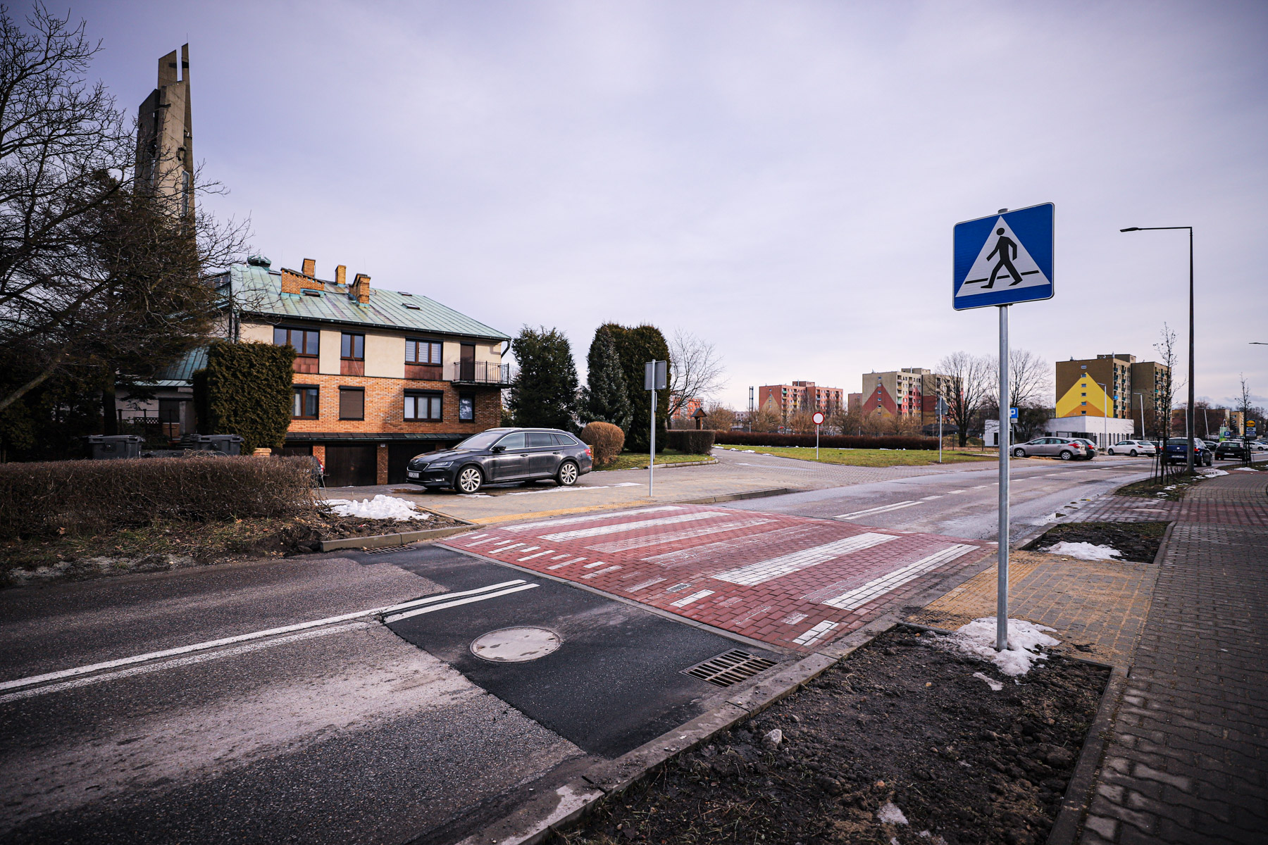 Nowe chodniki, peron autobusowy i wyniesione przej