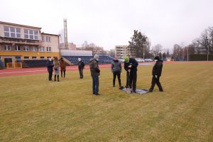 Wykonawca rozpoczął usuwanie usterek na stadioni