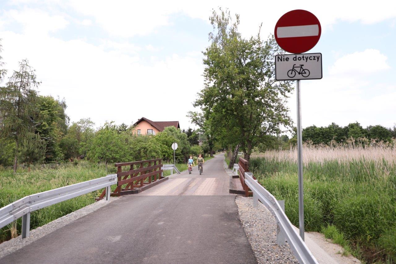Piasek: Ścieżka i parking dla rowerzystów