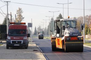 Ostatnia warstwa asfaltu na Słonecznej i rondzie