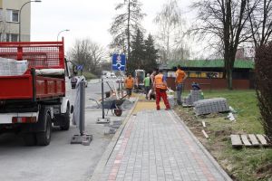 Budują i remontują chodniki