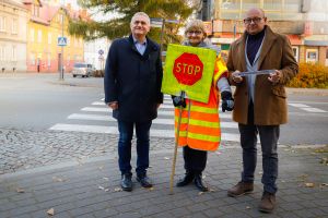 Pani Stopka, burmistrz i dyrektor SP1 zachęcają 