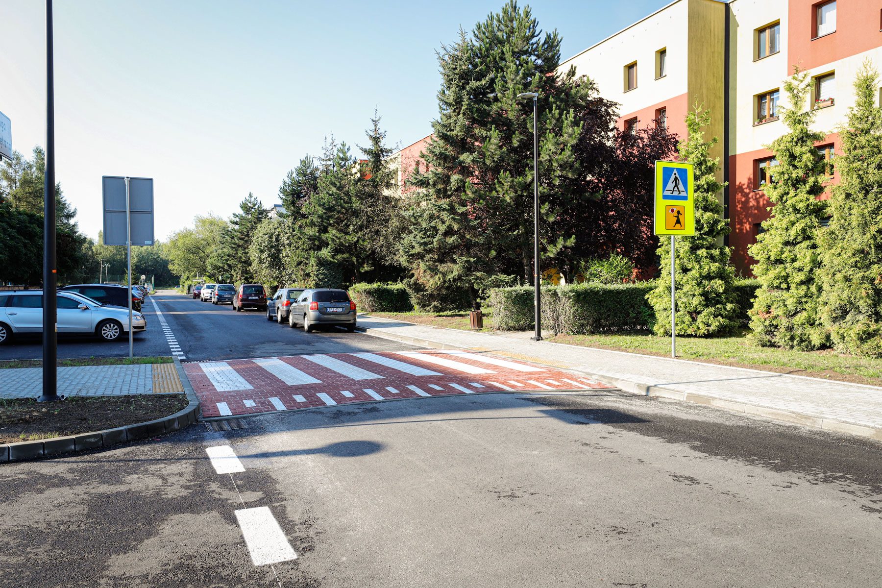 Nowe oświetlone przejście dla pieszych przy szko