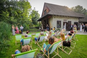 Narodowe Czytanie w scenerii pszczyńskiego skanse