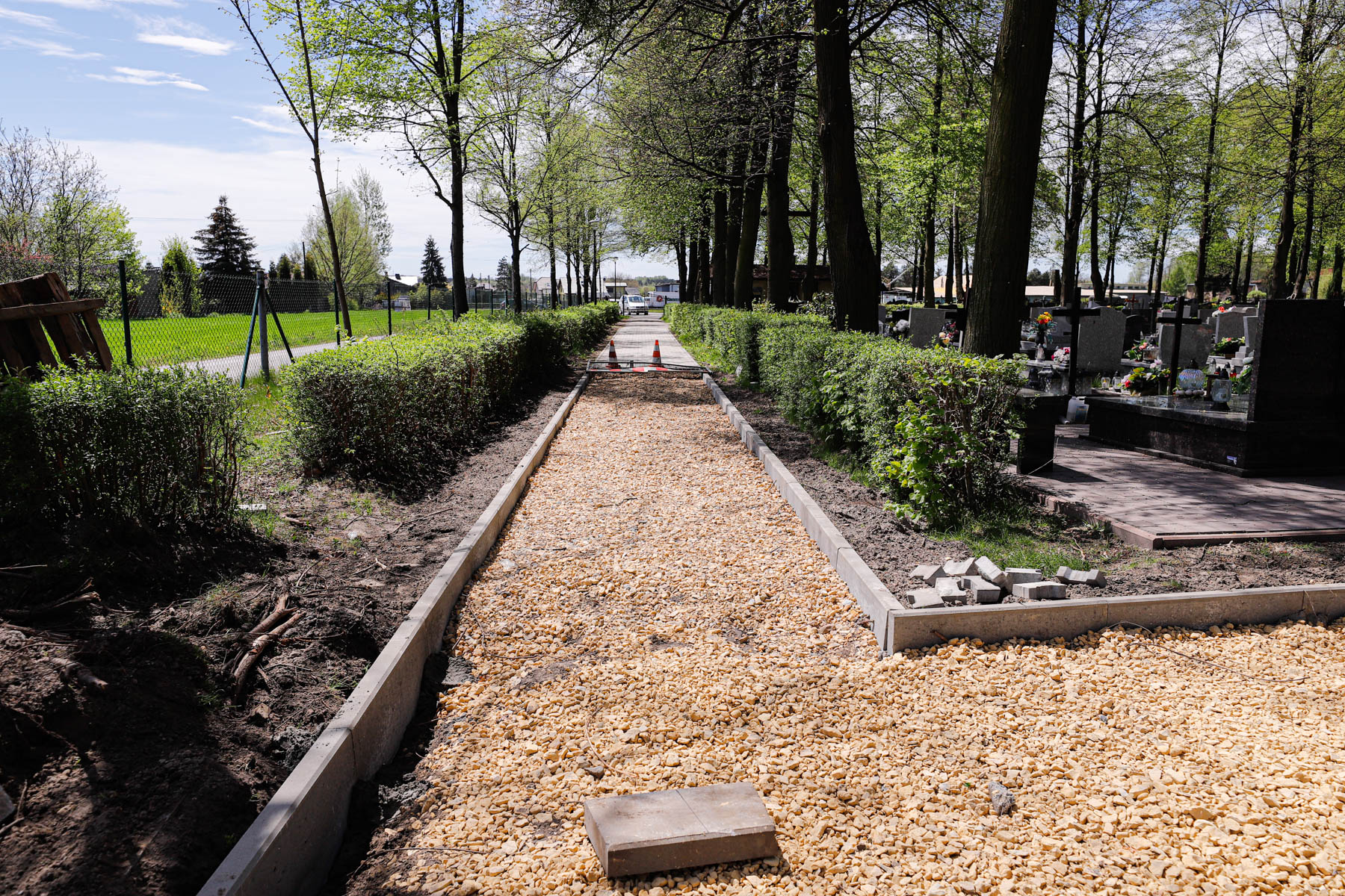 Budowa alejek na cmentarzu komunalnym w Piasku