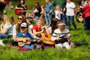 Na łące w parku bijemy Gitarowy Rekord Świata 2