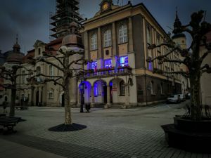 Pszczyński ratusz i PCKul podświetlone na niebie