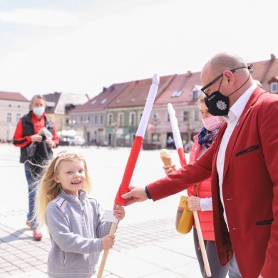 Akcja wręczania flag Polski - 30.04.2021