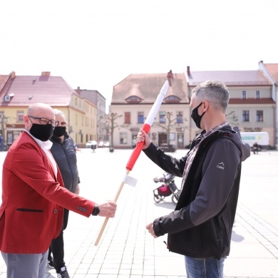 Akcja wręczania flag Polski - 30.04.2021