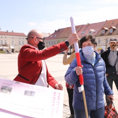 Akcja wręczania flag Polski - 30.04.2021