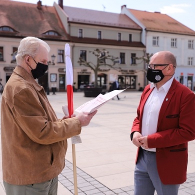 Akcja wręczania flag Polski - 30.04.2021