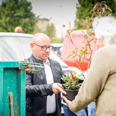 Inicjatywa wręczania mieszkańcom krzewów powiązana z akcją Gramy czysto! #smogover - 21.09.2021