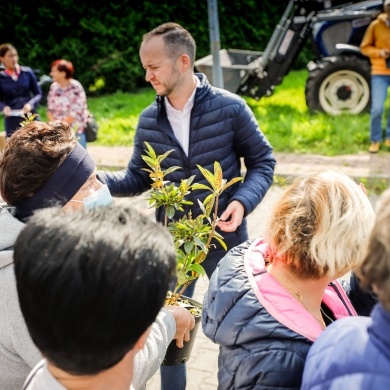 Inicjatywa wręczania mieszkańcom krzewów powiązana z akcją Gramy czysto! #smogover - 21.09.2021