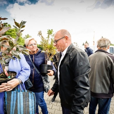 Inicjatywa wręczania mieszkańcom krzewów powiązana z akcją Gramy czysto! #smogover - 21.09.2021