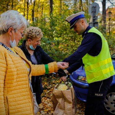 Akcja rozdawania odblasków w Pszczynie - 30.10.2021