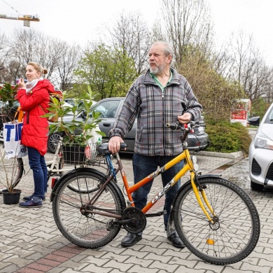 Akcja rozdawania krzewów w Pszczynie z okazji Dnia Ziemi - 25.04.2022