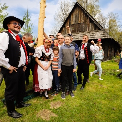 Stawianie moja w pszczyńskim skansenie - 01.05.2022