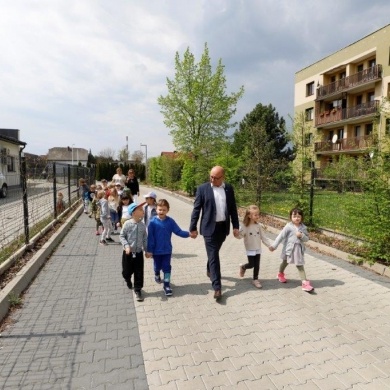 Sadzenie drzew na terenie na osiedlu Piastów