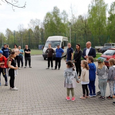 Sadzenie drzew na terenie na osiedlu Piastów