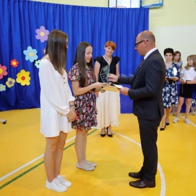 Nagrodzono najlepszych absolwentów gminnych szkół podstawowych