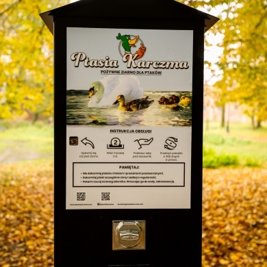 Nowe urządzenie z pokarmem dla ptaków w Parku Zamkowym w Pszczynie - 27.10.2023