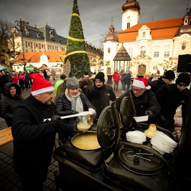 Tradycyjna zupa wigilijna na pszczyńskim rynku - 22.12.2024