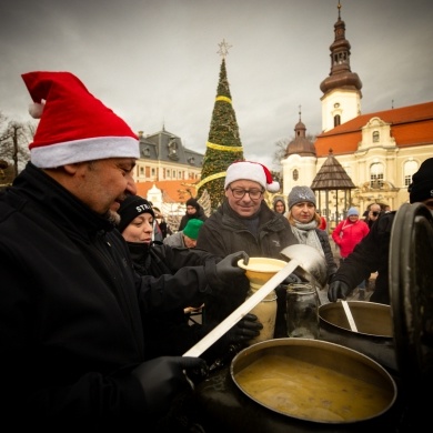 Tradycyjna zupa wigilijna na pszczyńskim rynku - 22.12.2024